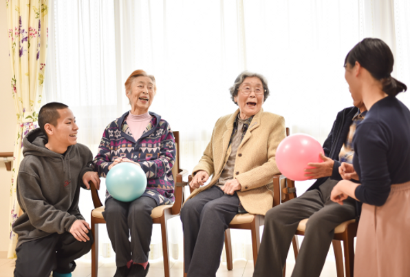 活動する人々の様子