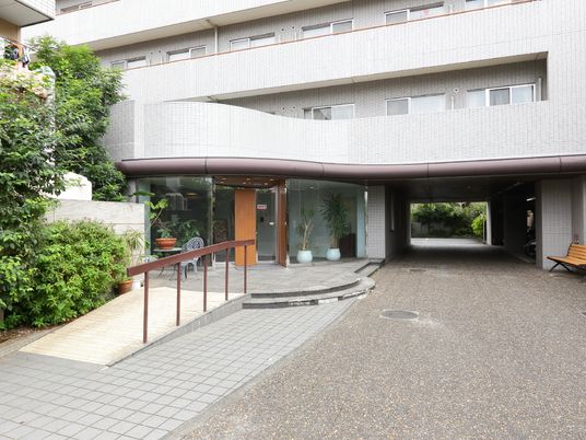 エントランス前の庭緑あふれる