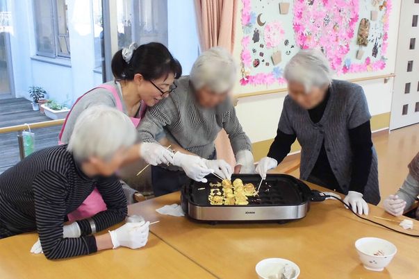 調理を楽しむ皆さん