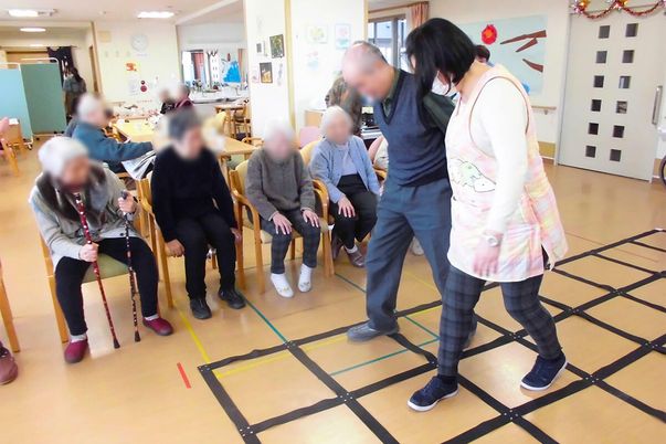 笑顔の高齢者とスタッフのダイニングルーム
