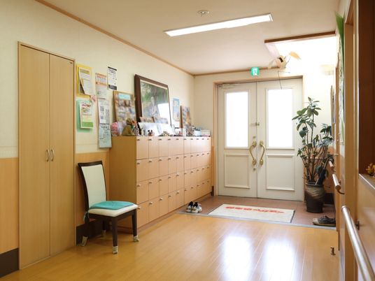 廊下の掲示物と出入口