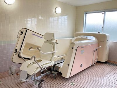バリアフリー設計の浴室