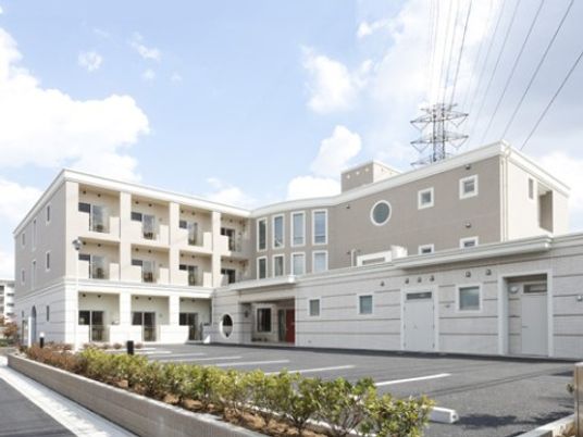 明るく広々した施設外観