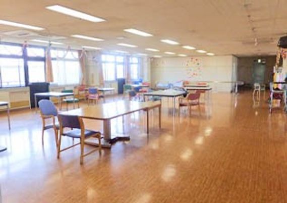 広々とした明るい食堂