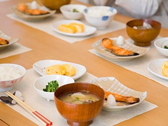 和食の並ぶ食卓