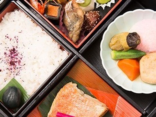 彩り豊かな食事の様子
