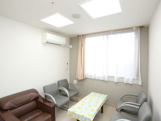 明るい居室の家具配置