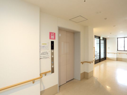 明るく広々としたエレベーターホール