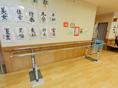 機能訓練用バー付き廊下
