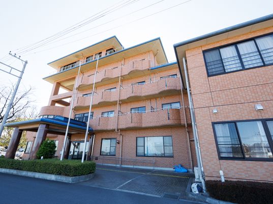 オレンジ色の建物の外観