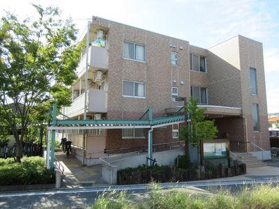 明るい外観の建物