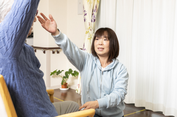 笑顔のスタッフと利用者