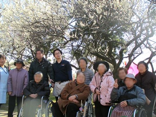 中庭での集合シーン
