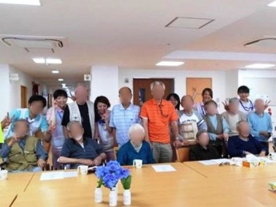 集合する人々