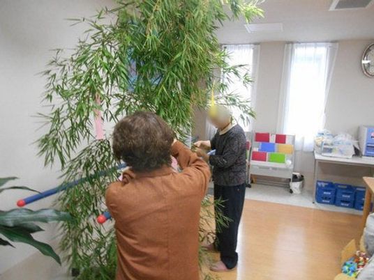 緑の植物に囲まれた多目的室