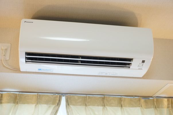 壁に設置されたエアコン