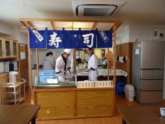 料理スタッフと厨房カウンター