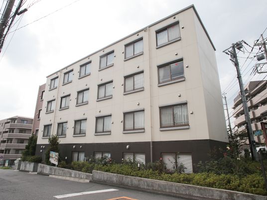 白とブラウンの建物外観