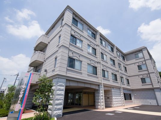 多階層の施設外観