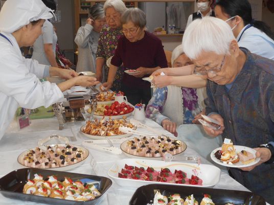 祝宴の食事準備風景