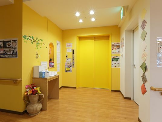 黄色い壁の明るい廊下