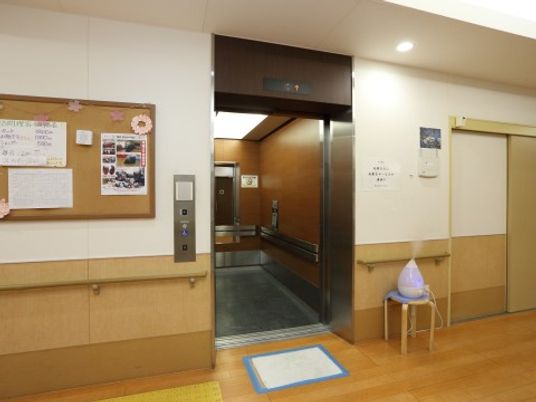 廊下に面したエレベーター