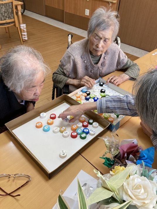 ゲームを楽しむ高齢者たち
