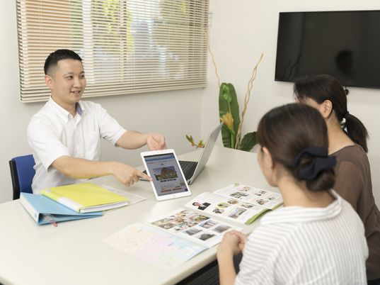 スタッフが資料を提示