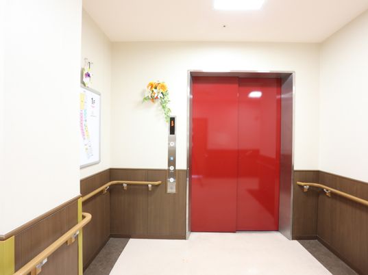 赤いエレベーターの扉