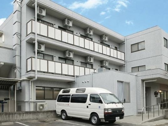 白い外壁の建物外観