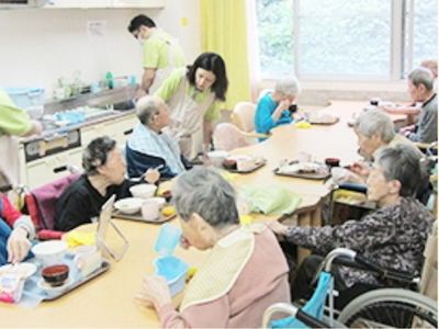 明るい共同食堂の様子