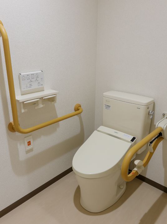 スロープ付き便座