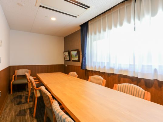 木目調の落ち着いた会議室