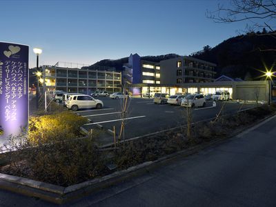 夕暮れ時の施設外観