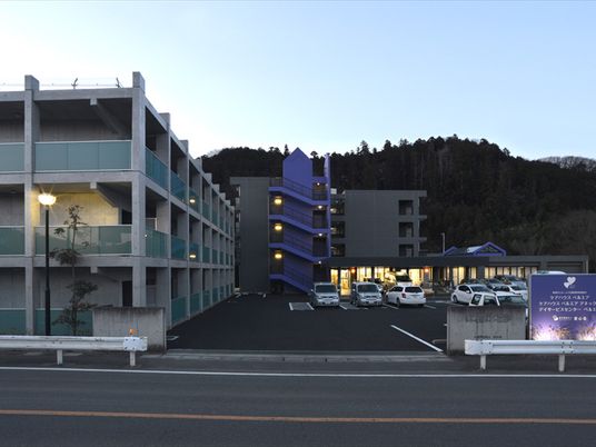 夕暮れ時の外観