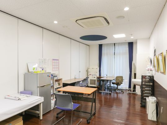 整然とした訓練室風景