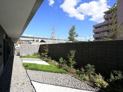 緑豊かな中庭の風景