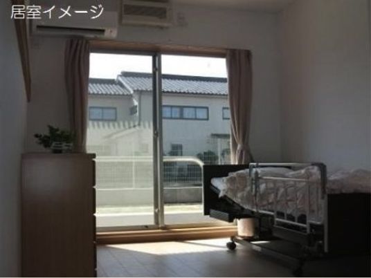 居室の窓とベッド