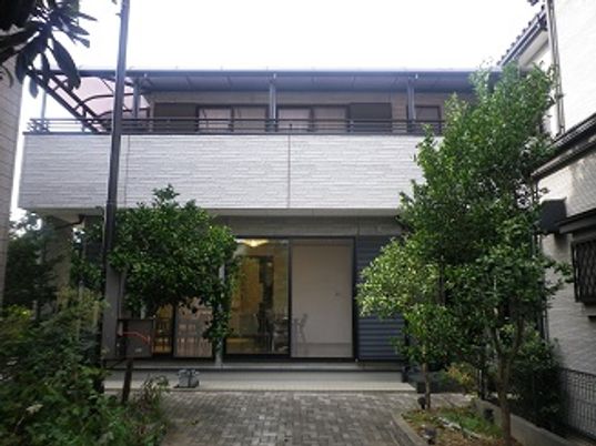 シンプルな建物の庭