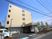 明るい建物の外観