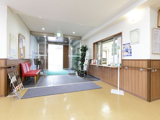 明るいエントランスの風景