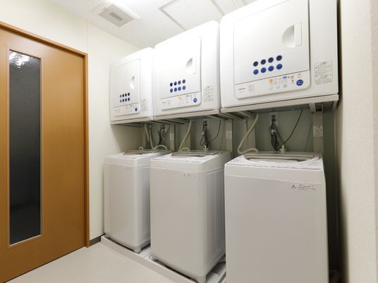 洗濯機と乾燥機が並ぶ部屋