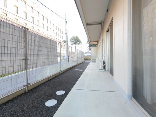 明るい通路の風景