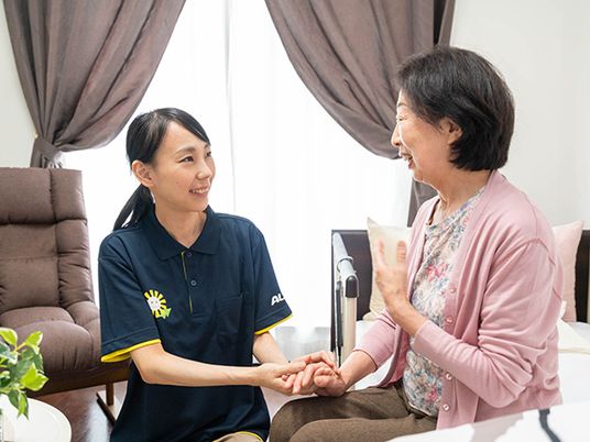 笑顔で手を握る二人