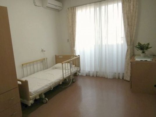 明るい居室の様子