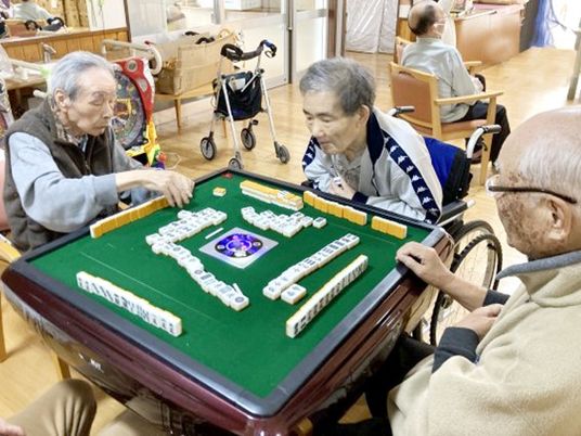 利用者が麻雀を楽しむ様子