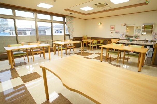 光あふれる食堂の様子