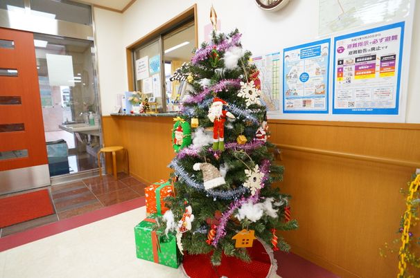 クリスマスツリーがあるロビー