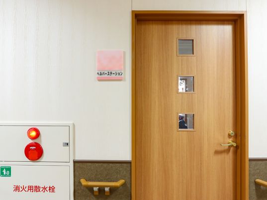 ヘルパーステーションの扉