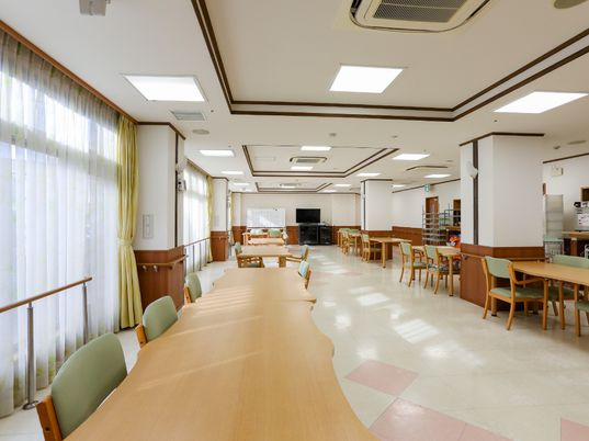 明るい食堂の様子